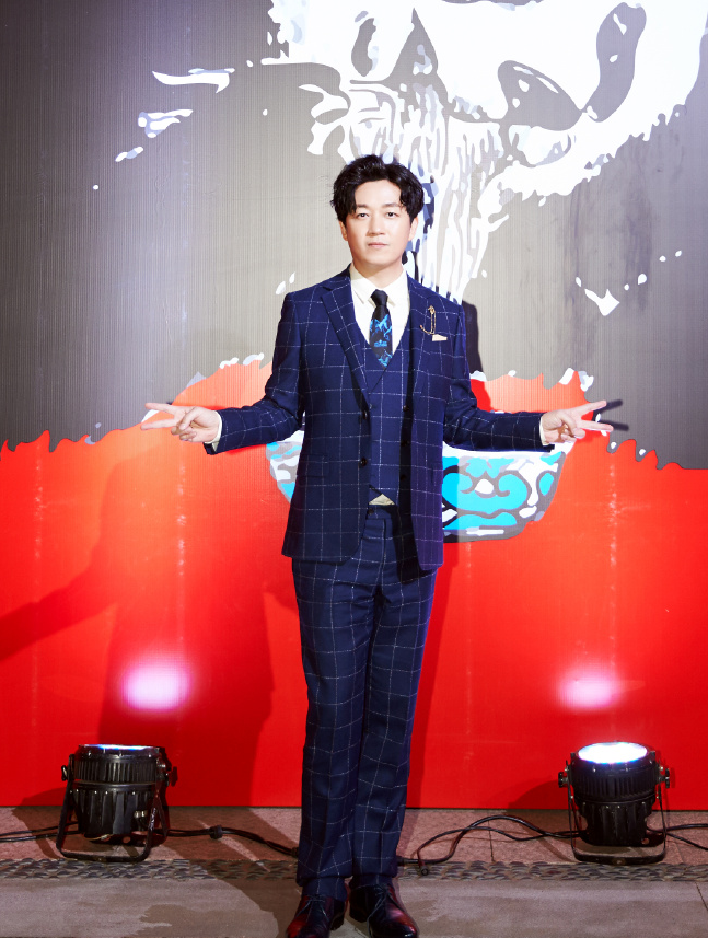 再怎么说潘粤明的身高都有178cm,踩上皮鞋之后1米8还