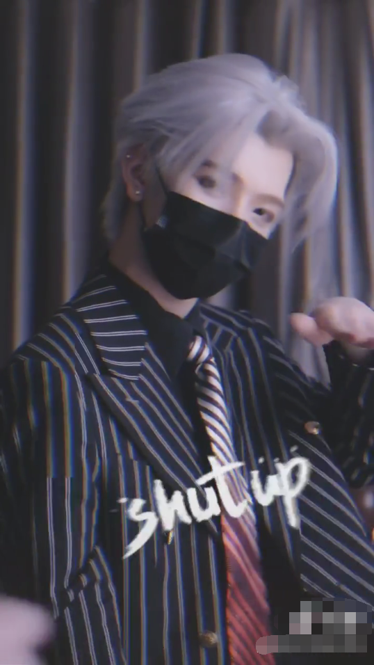 七鹤大人职业装变身当镜头转换的那一刻蔡徐坤