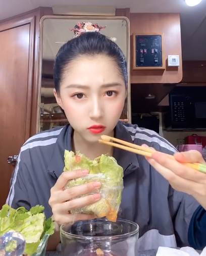 关晓彤晒出减肥餐,谁注意桌上的这一碟?网友:间接秀恩爱_腾讯新闻