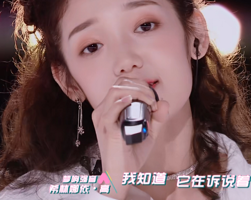 对于这个问题,小编觉得我们可以去看一下她和欧阳娜娜的关系.