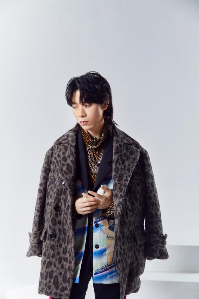 花衬衫搭配白t让你魅力无极限说唱新星福克斯教你穿搭