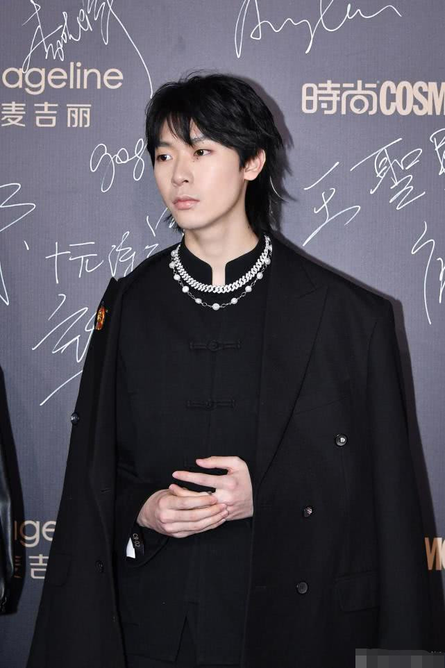 花衬衫搭配白t让你魅力无极限说唱新星福克斯教你穿搭