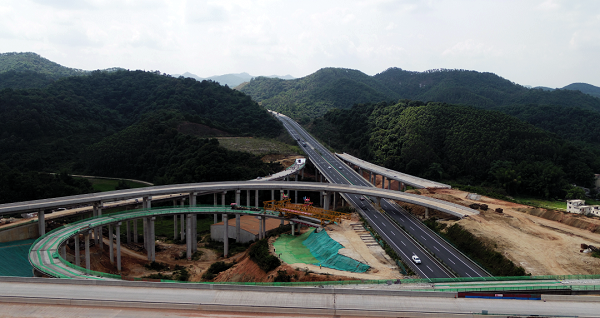 怀阳高速欧垌互通12座桥梁完成梁板架设