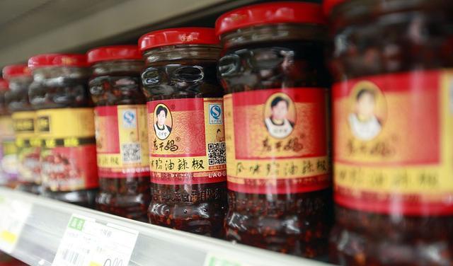 不同的是,老干妈的成功完全可以说是陶华碧的个人奋斗史,而王守义的