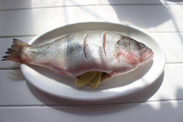 鲜掉眉毛的清蒸鲈鱼做法几分钟就学会以后就是自己的拿手好菜
