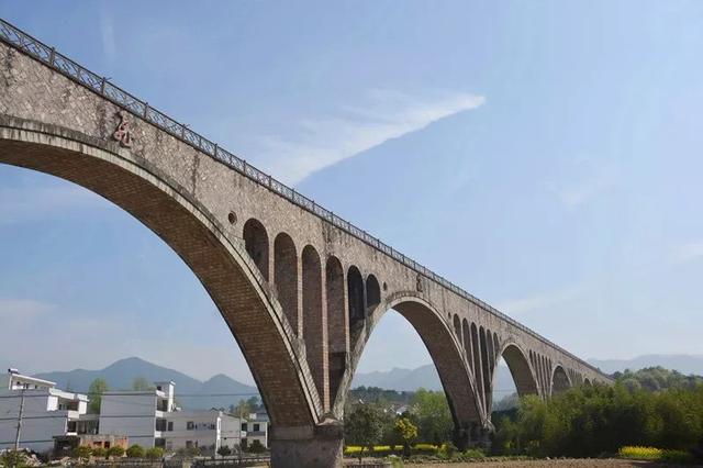 台州天台县有条叫"红旗渡槽"的水渠!从上三高速过有注意到吗?