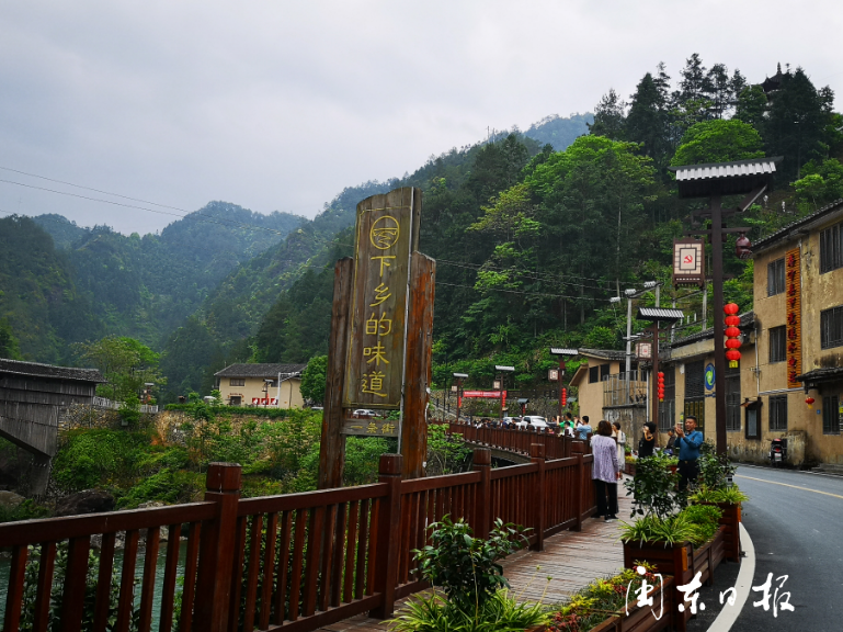 下党红色旅游吸引很多市民前往 近年来 我市美丽乡村建设的日益成熟