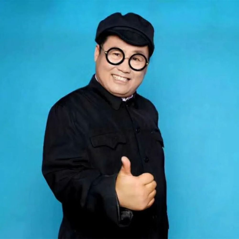 老秦,本名秦连瑞,出生于赤峰市宁城县忙农镇大忙村的一个文艺之家.