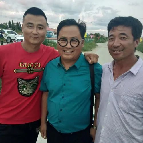 老秦(中)与粉丝合影