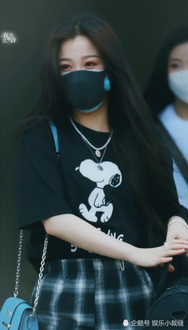 虞书欣上班路透生图:化着妆又戴两层口罩也是相当谨慎了
