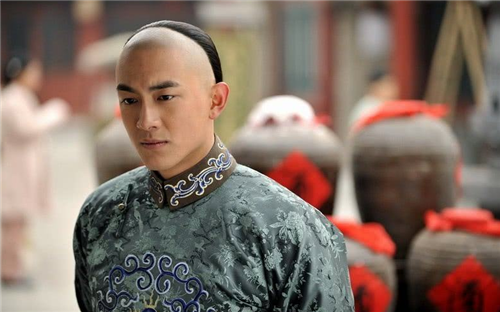 一直到清末,满人的发型才真正变为了我们如今在电视剧中看到的"阴阳头