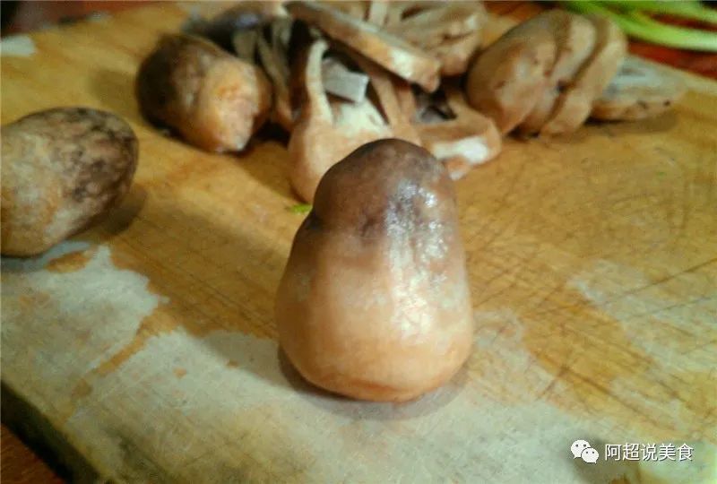 靠山吃山珍 草菇炒芹菜 鲜香嫩滑 回味无穷 腾讯新闻