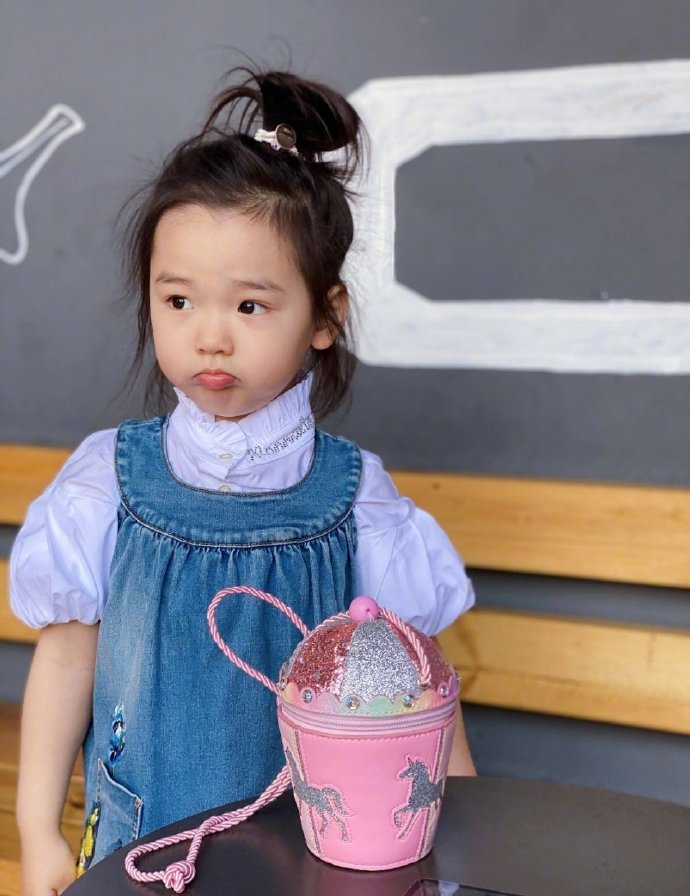 看了董璇的女儿明白基因的强大,遗传了她高级的颜值,长得后更美