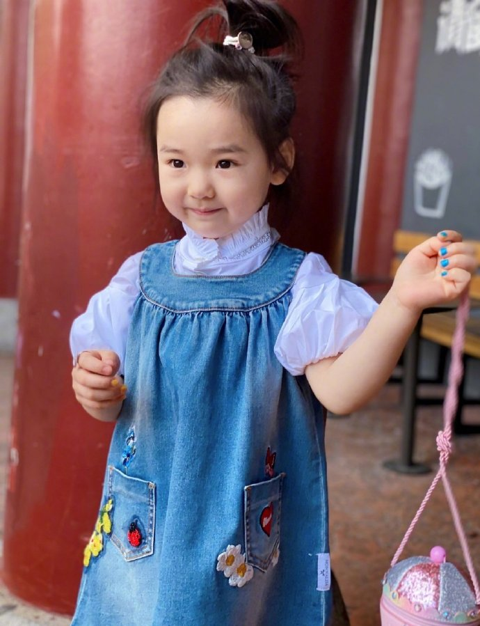 看了董璇的女儿明白基因的强大遗传了她高级的颜值长得后更美