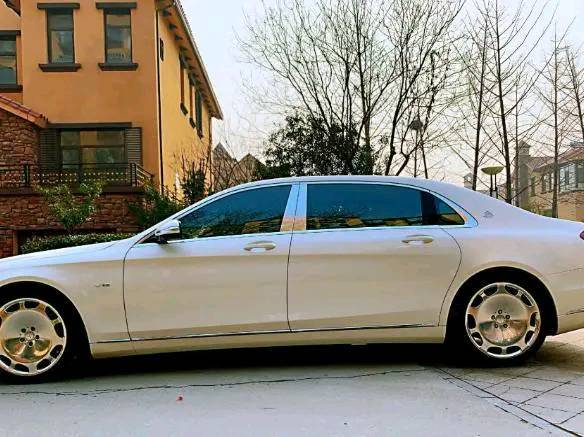 难得一见的白色奔驰s600