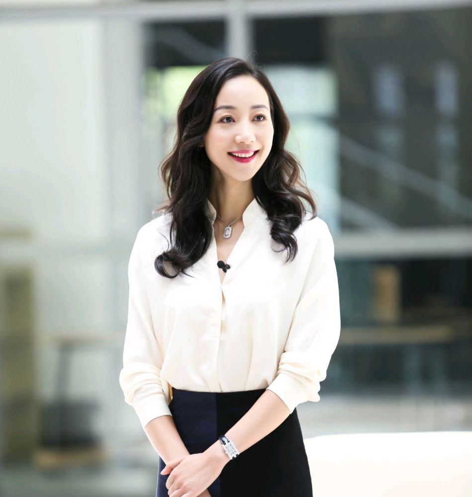 这样的卷发造型可以说,已经成为韩雪标志性的发型,她每一次出现在镜头