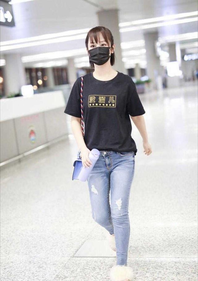 杨紫终于在机场翻车了,穿黑色t恤配紧身裤太显胖,终于信有120斤