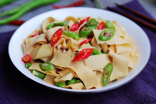 豆腐皮里加几颗辣椒,下锅简单一炒,开胃下饭,吃起来比肉还过瘾