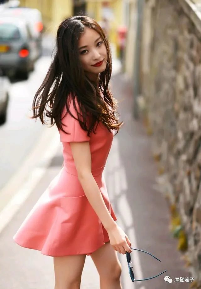 32岁倪妮大胆挑战粉装,身穿粉色连衣裙配红色靴子,轻松嫩回18岁