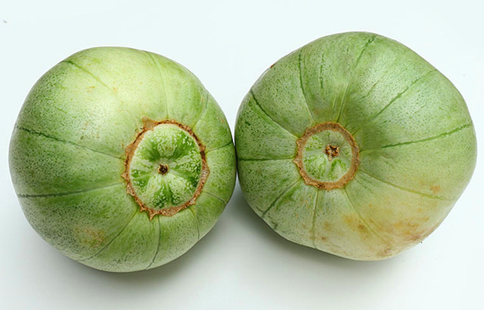 甜瓜的种类很多,颜色有黄白色的,也有翠绿色的.