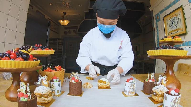 上海迪士尼乐园的大厨正在制作精美糕点。