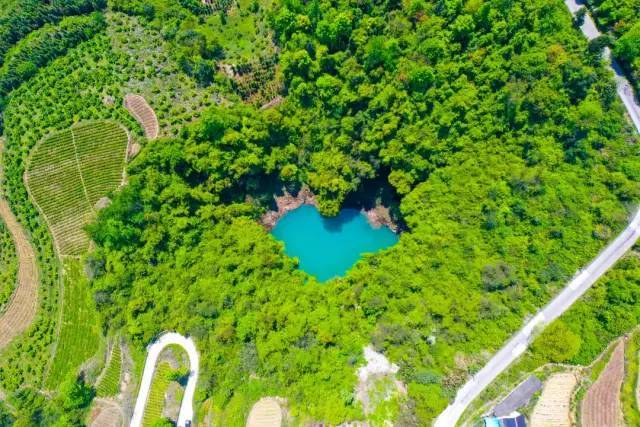 湖所处位置为自然天坑,与茅岩河