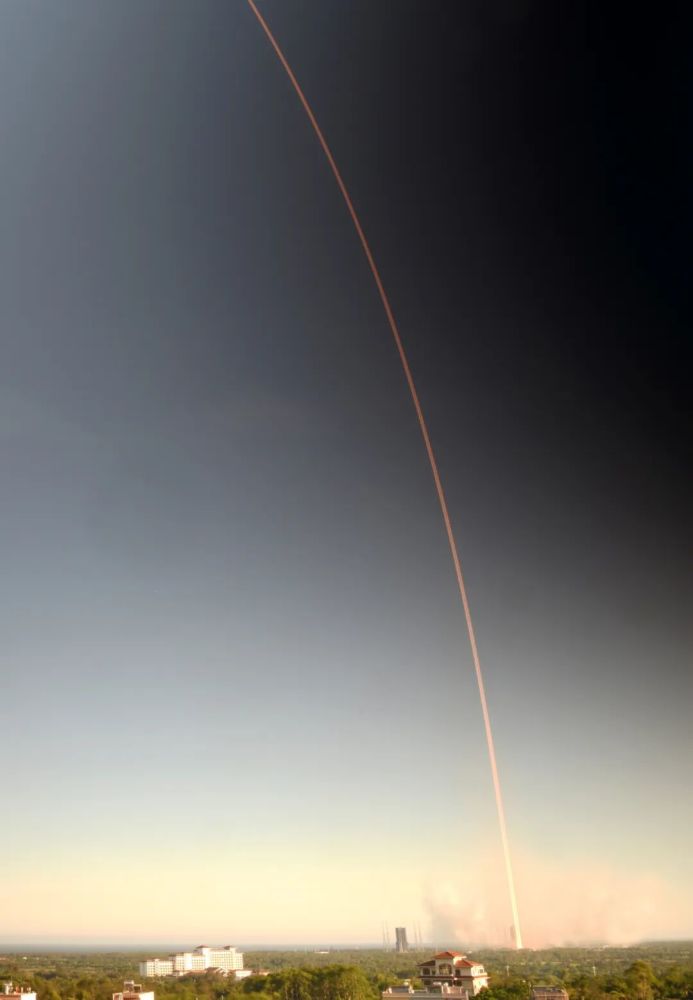 长五b发射图刷屏,最动人的是这一幕