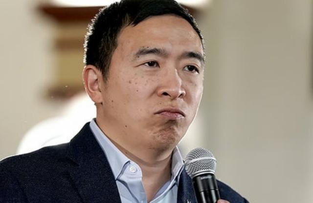 杨安泽|杨安泽抱怨后终参会发言很开心，鼓掌展示美国国旗，还批了民主党