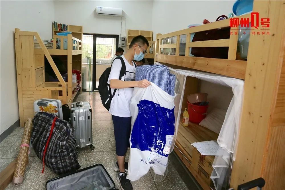 柳州铁一中柳东校区,非毕业班的学生带着行李到校,为开学做准备当天