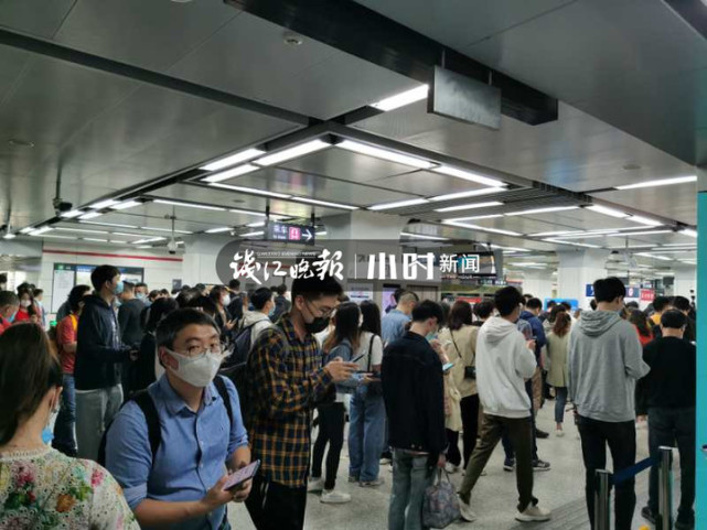 今天早上杭州赶地铁的朋友，你的健康码打得开吗？