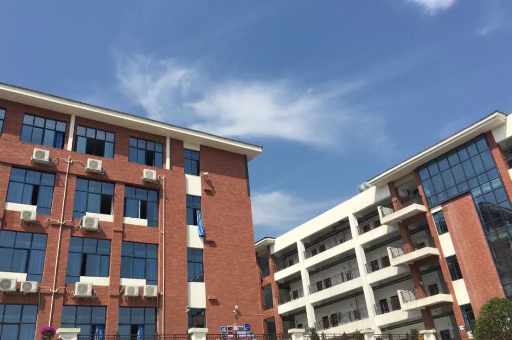 滨湖中学昨天的开学情况只是一个缩影相信全市各个学校都已做好了万全
