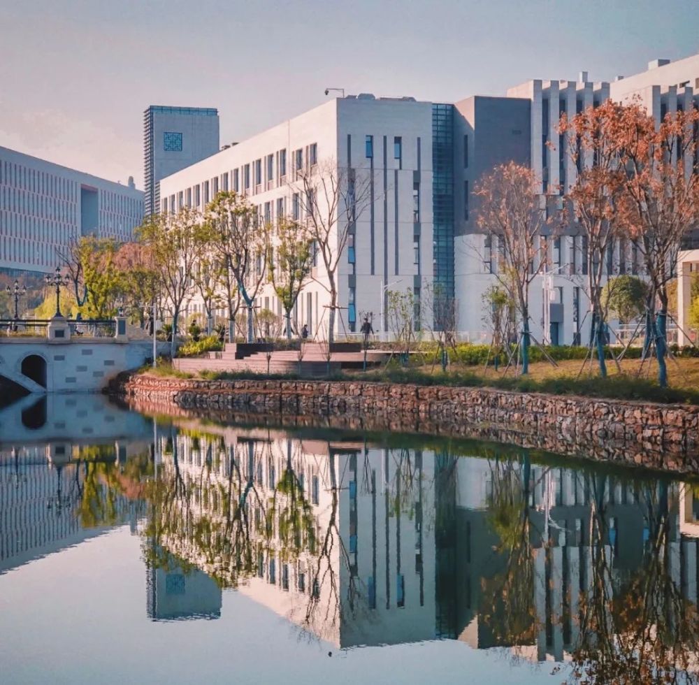 传递着浪漫情怀南望山下的中国地质大学(武汉)欢迎你对话古今圣贤,书