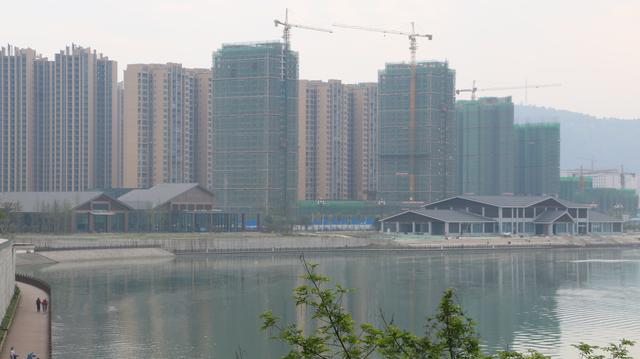 四川阆中首个百亿级的重大项目水城,唐家山脚下的北大门已具规模