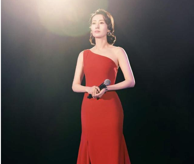 刘敏涛翻白眼演唱《红色高跟鞋》,三分讥笑七分漫不经心