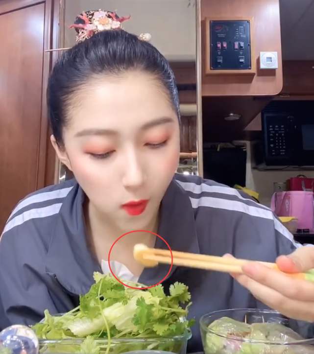 关晓彤晒出减肥三明治,看到实物后,才知道女明星有多不容易