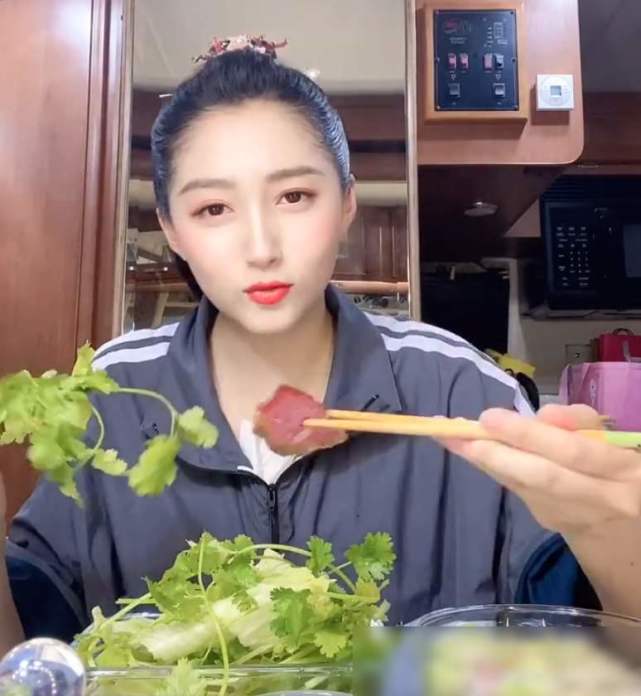 关晓彤晒出减肥三明治,看到实物后,才知道女明星有多不容易