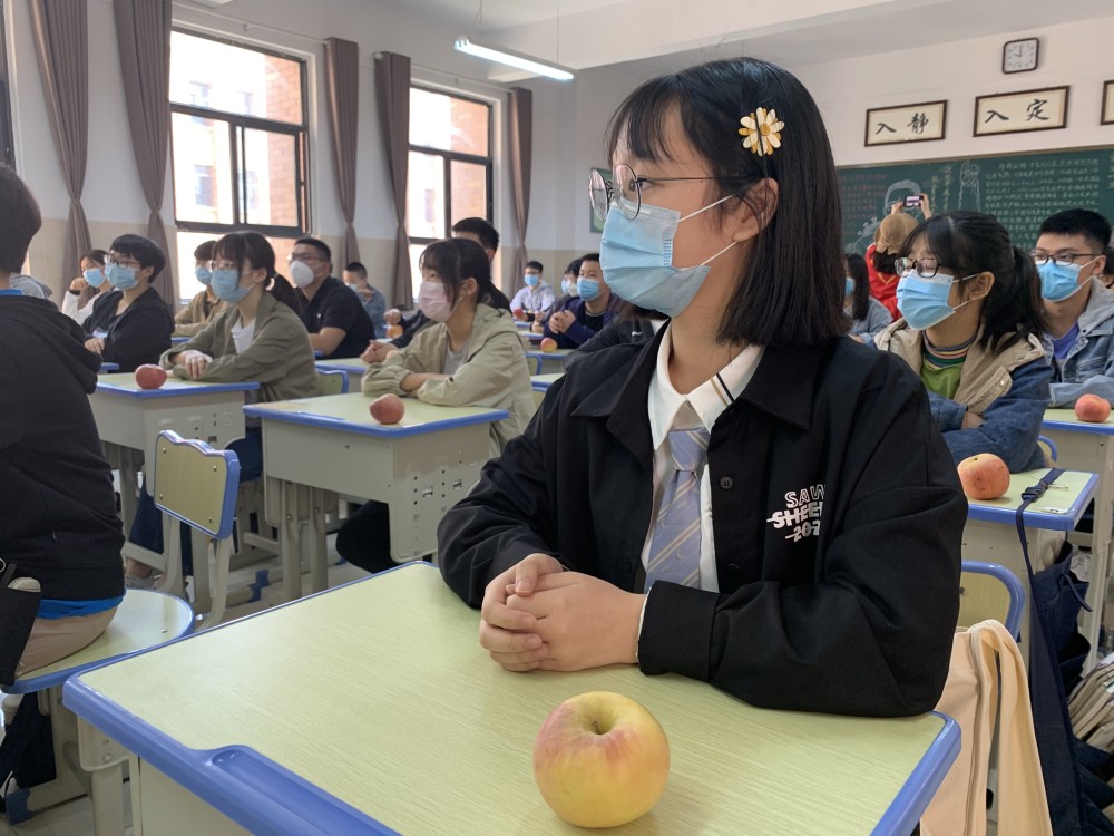 复学首日郑州龙湖一中一教师给全班学生每人发放一颗苹果寓意平平安安