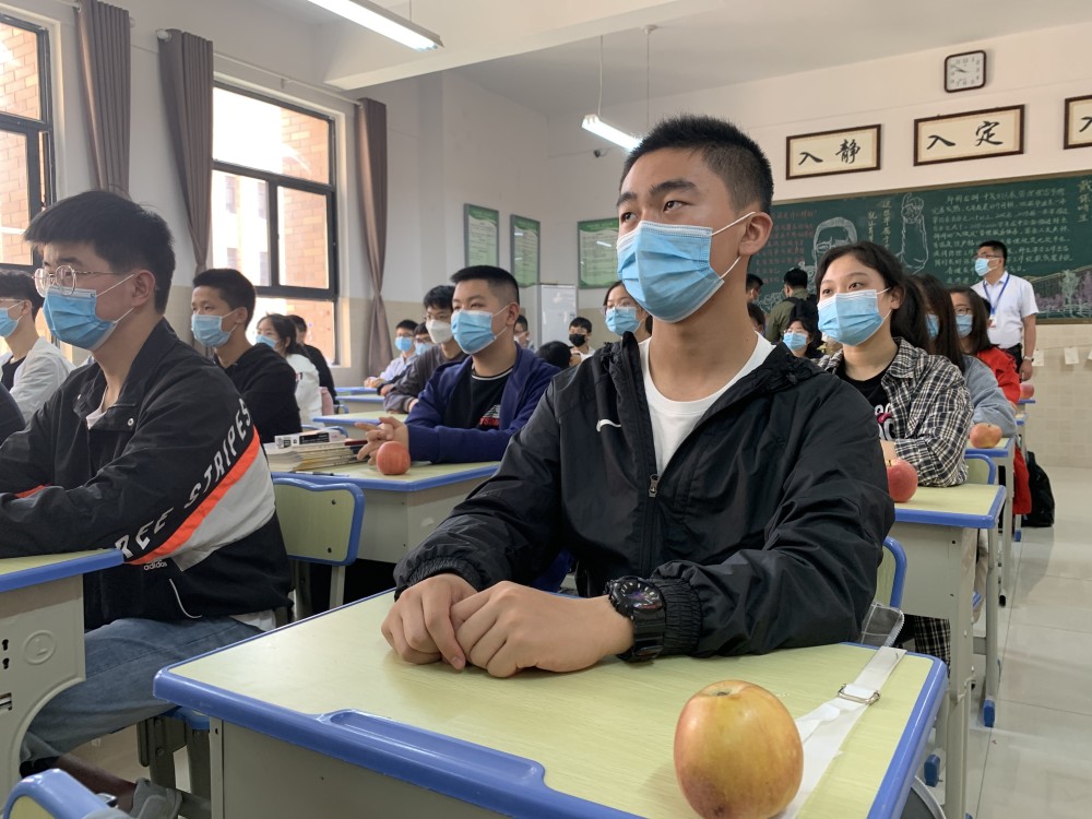 复学首日郑州龙湖一中一教师给全班学生每人发放一颗苹果寓意平平安安