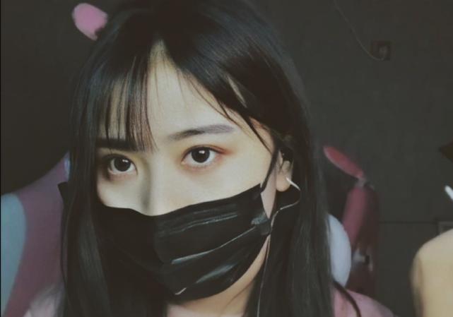 小团团厕所拍照回馈粉丝，不露脸怎么赚钱？