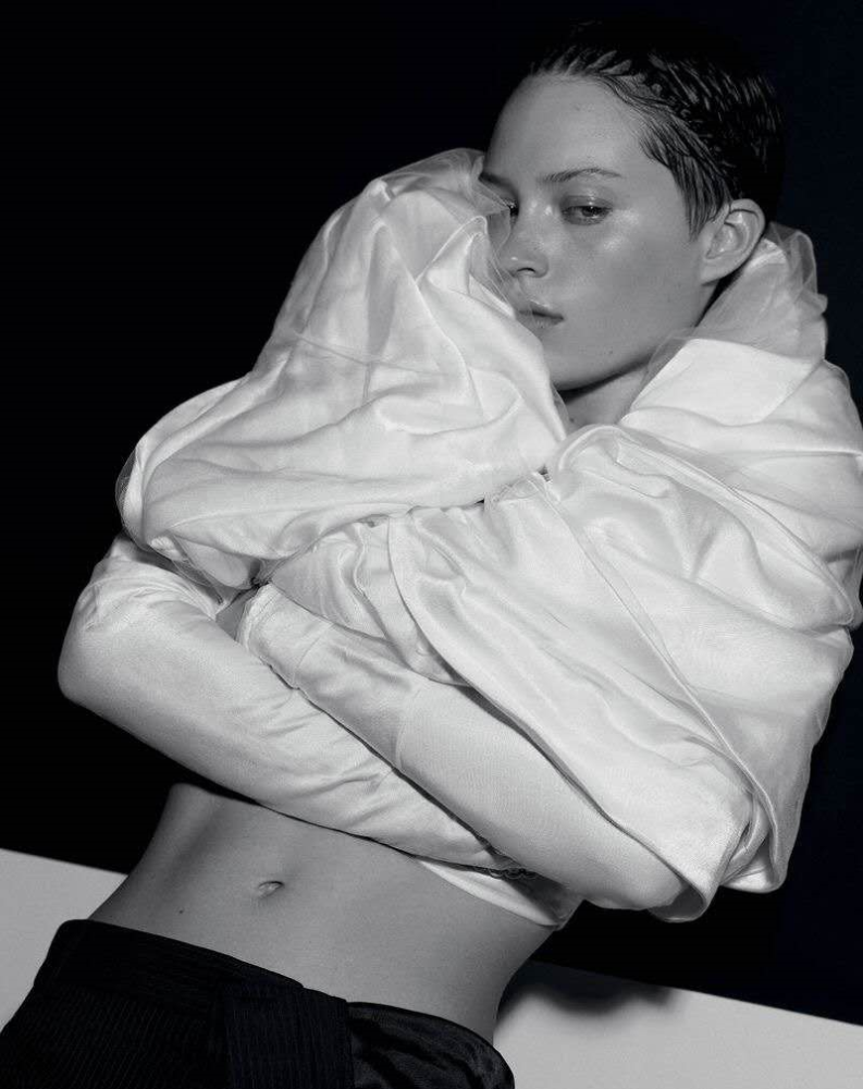 《vogue》希腊版五月刊太敢拍了!羽毛裙,水彩眼影,齐齐上阵!