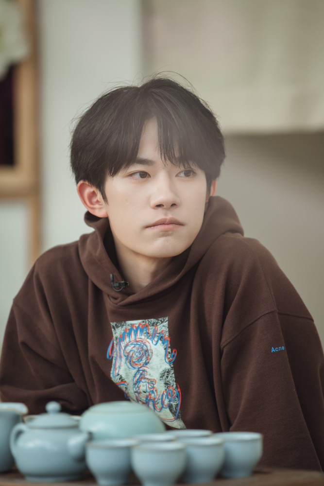 《朋友请听好》何炅自曝有退休想法,易烊千玺腼腆告白家人