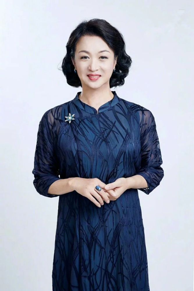 被金星美到了 民国卷搭灰色旗袍气质超好 腹肌 略显突兀 腾讯新闻