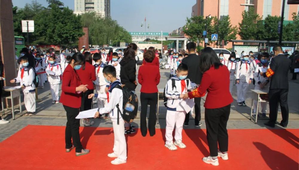 小学生返校第一天 看开封娃精彩穿越 腾讯新闻