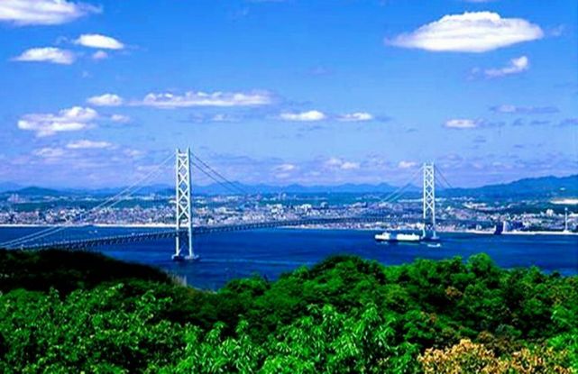 日本明石海峽大橋,位於日本神戶市與淡路島之間,主跨1991米,水上塔高