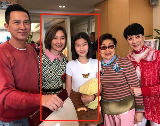 闹别扭张家辉妻女罕见现身14岁女儿低头玩手机对妈妈爱搭不理