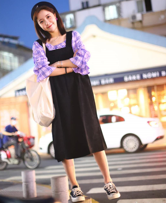 莉哥拍照也太真实了,穿裙子还敢骑电动,网友:腿着实有点短