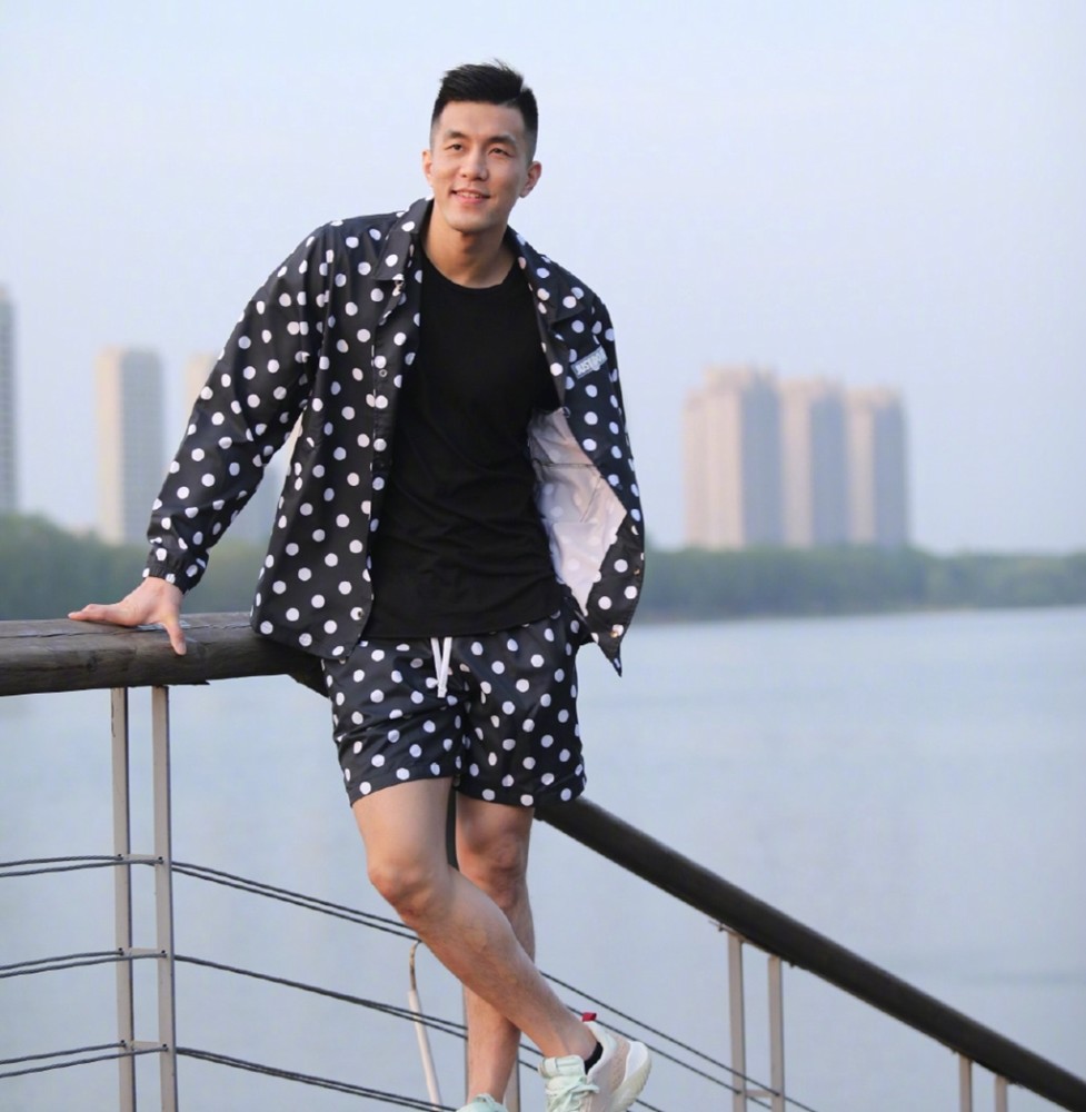 郭艾伦野球场寻找快乐轻松晃过女球手穿衣打扮有nba范儿