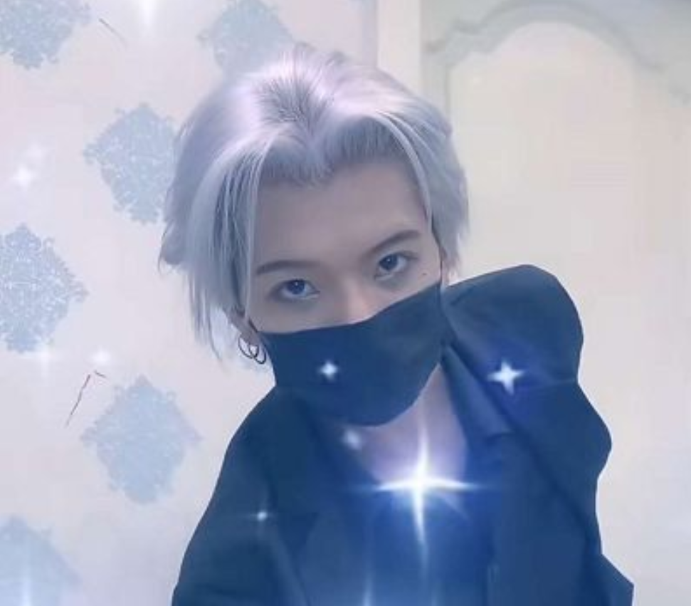 七鹤大人你以为他是鸭嘴兽,但摘下口罩染白发,他就是快手的蔡徐坤!