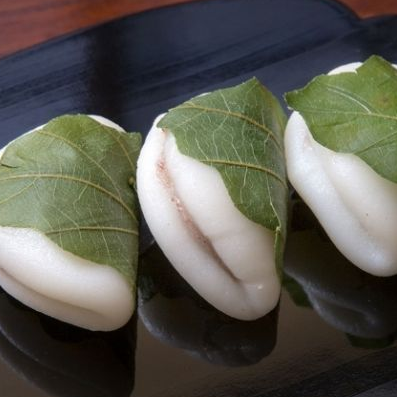 槲叶糕是用粳米粉制成的,中间一般为豆沙馅.