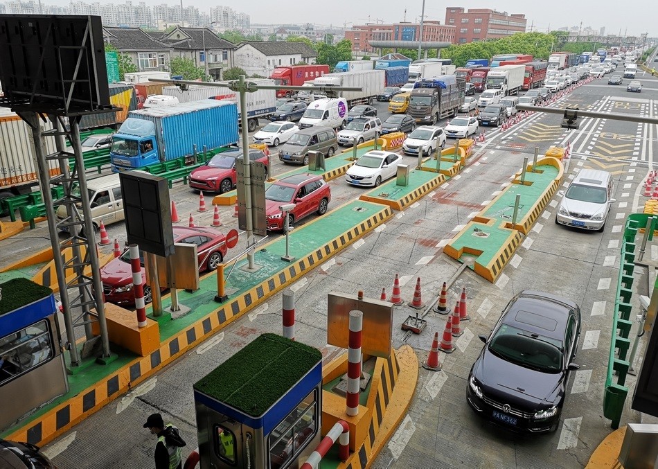 直击g2江桥收费站:高速恢复收费首日,etc车道通行较快